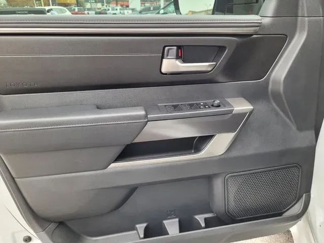 2025 Toyota Tundra SR5 thumbnail 18
