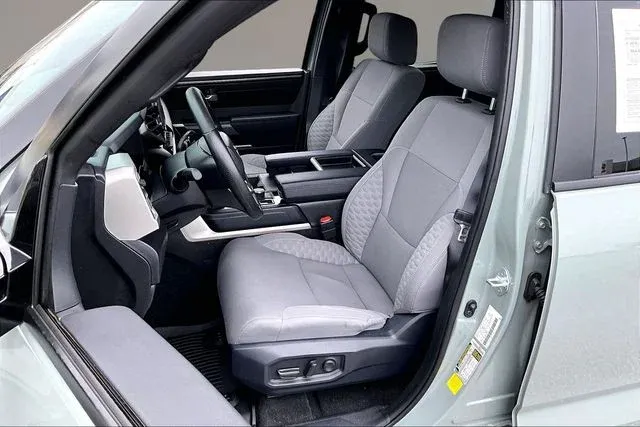 2025 Toyota Tundra SR5 thumbnail 18