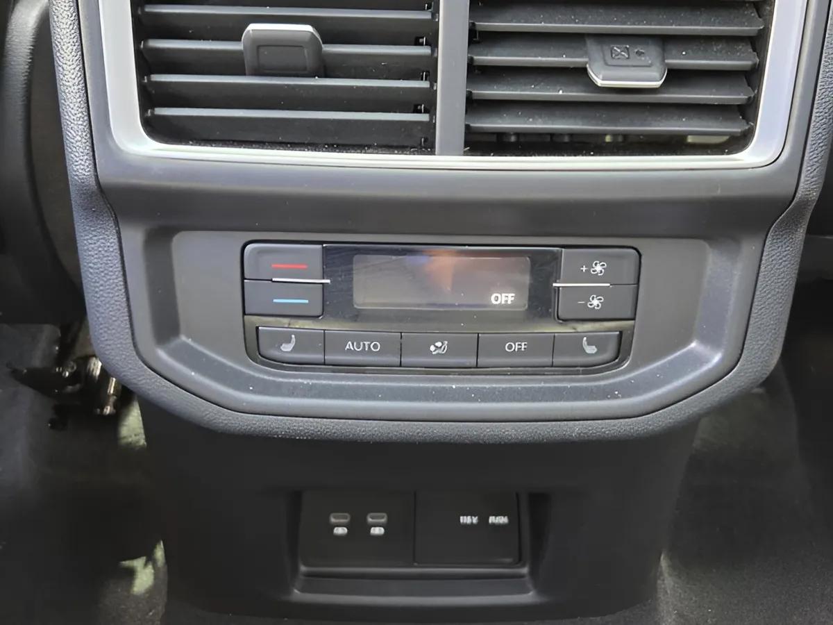 2025 Volkswagen Atlas 2.0T SEL Premium R-Line thumbnail 32