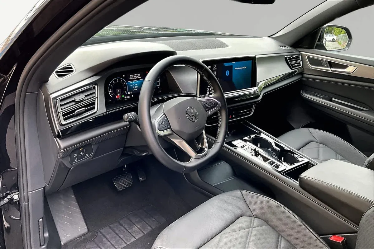 2025 Volkswagen Atlas Cross Sport 2.0T SE w/Technology thumbnail 17