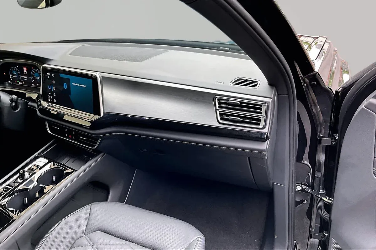 2025 Volkswagen Atlas Cross Sport 2.0T SE w/Technology thumbnail 18