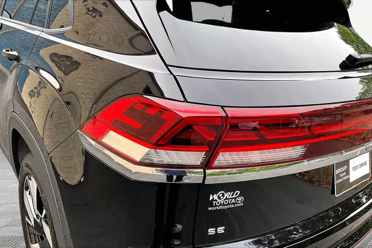 2025 Volkswagen Atlas Cross Sport 2.0T SE w/Technology thumbnail 28
