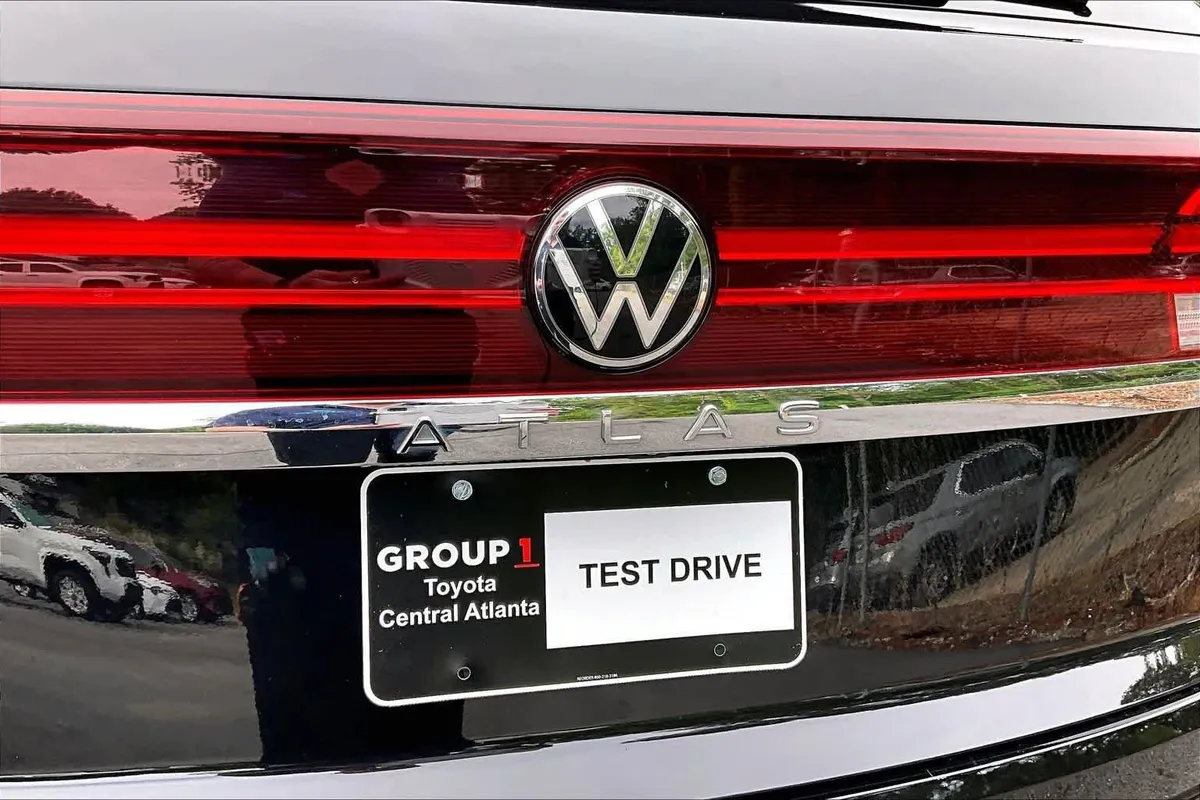 2025 Volkswagen Atlas Cross Sport 2.0T SE w/Technology thumbnail 30