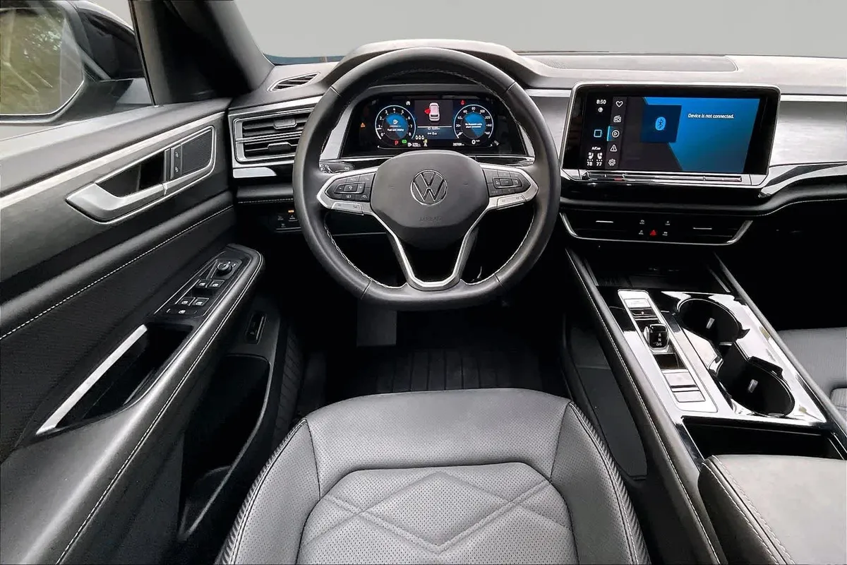 2025 Volkswagen Atlas Cross Sport 2.0T SE w/Technology thumbnail 6