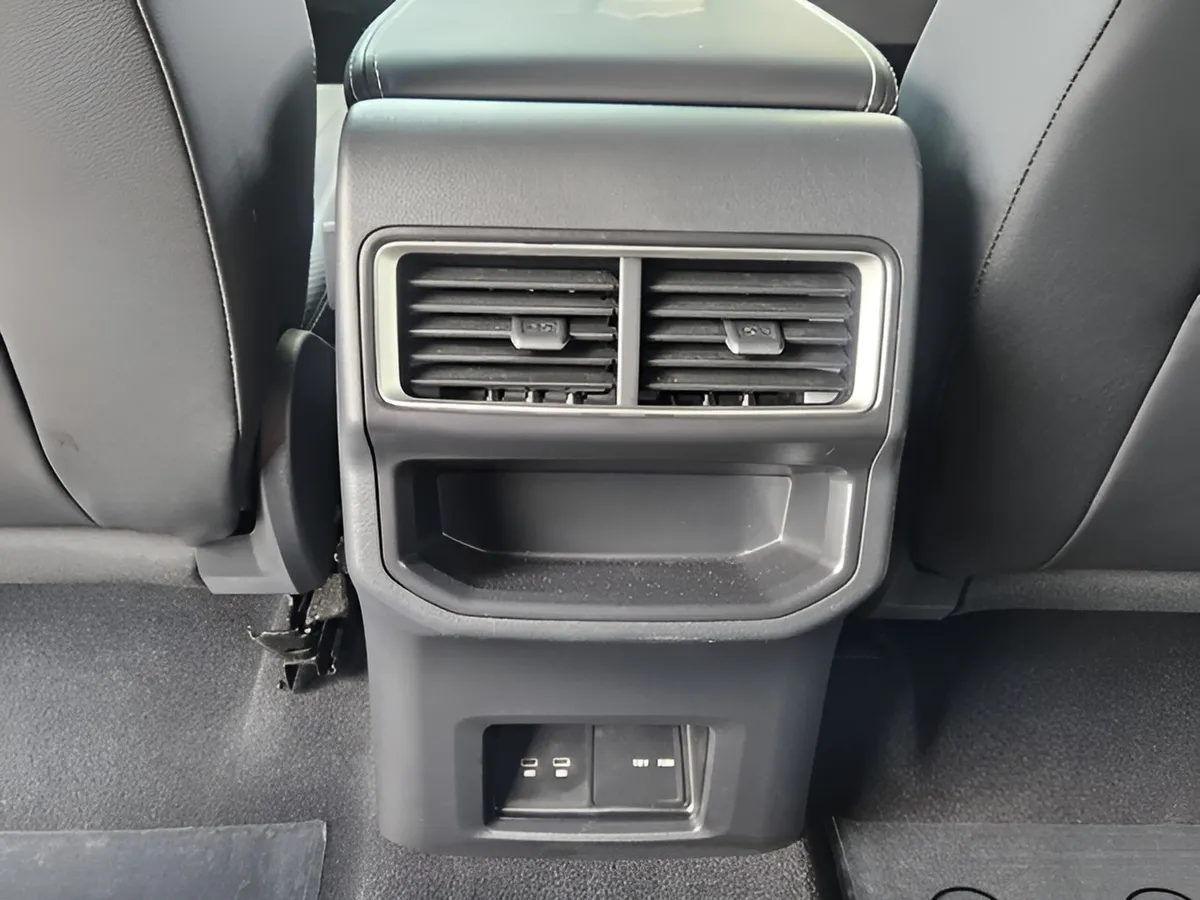 2025 Volkswagen Atlas Cross Sport 2.0T SE w/Technology thumbnail 10