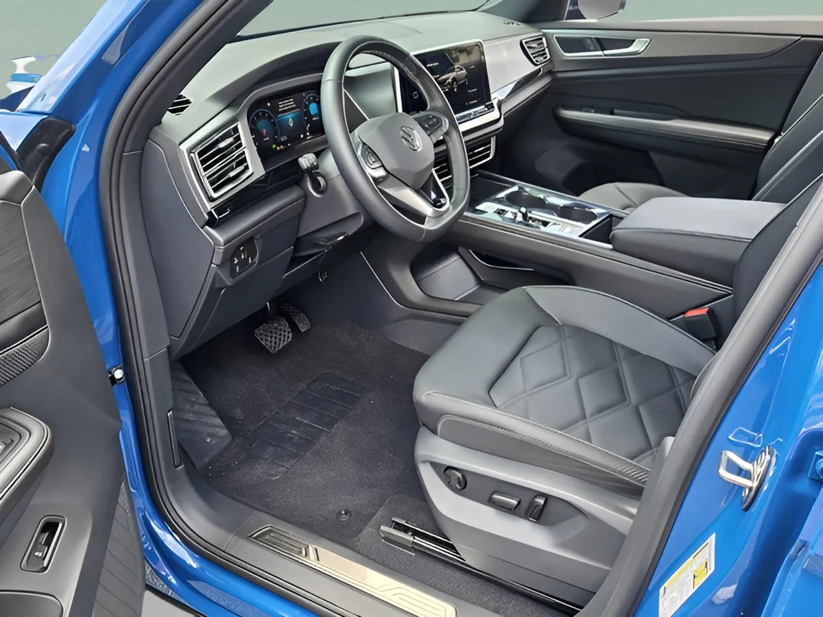 2025 Volkswagen Atlas Cross Sport 2.0T SE w/Technology thumbnail 12