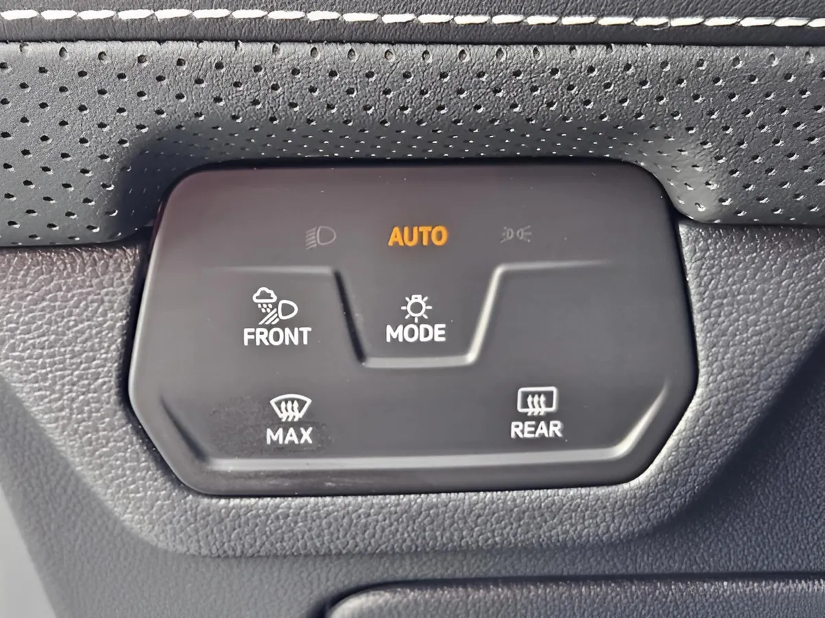 2025 Volkswagen Atlas Cross Sport 2.0T SE w/Technology thumbnail 14
