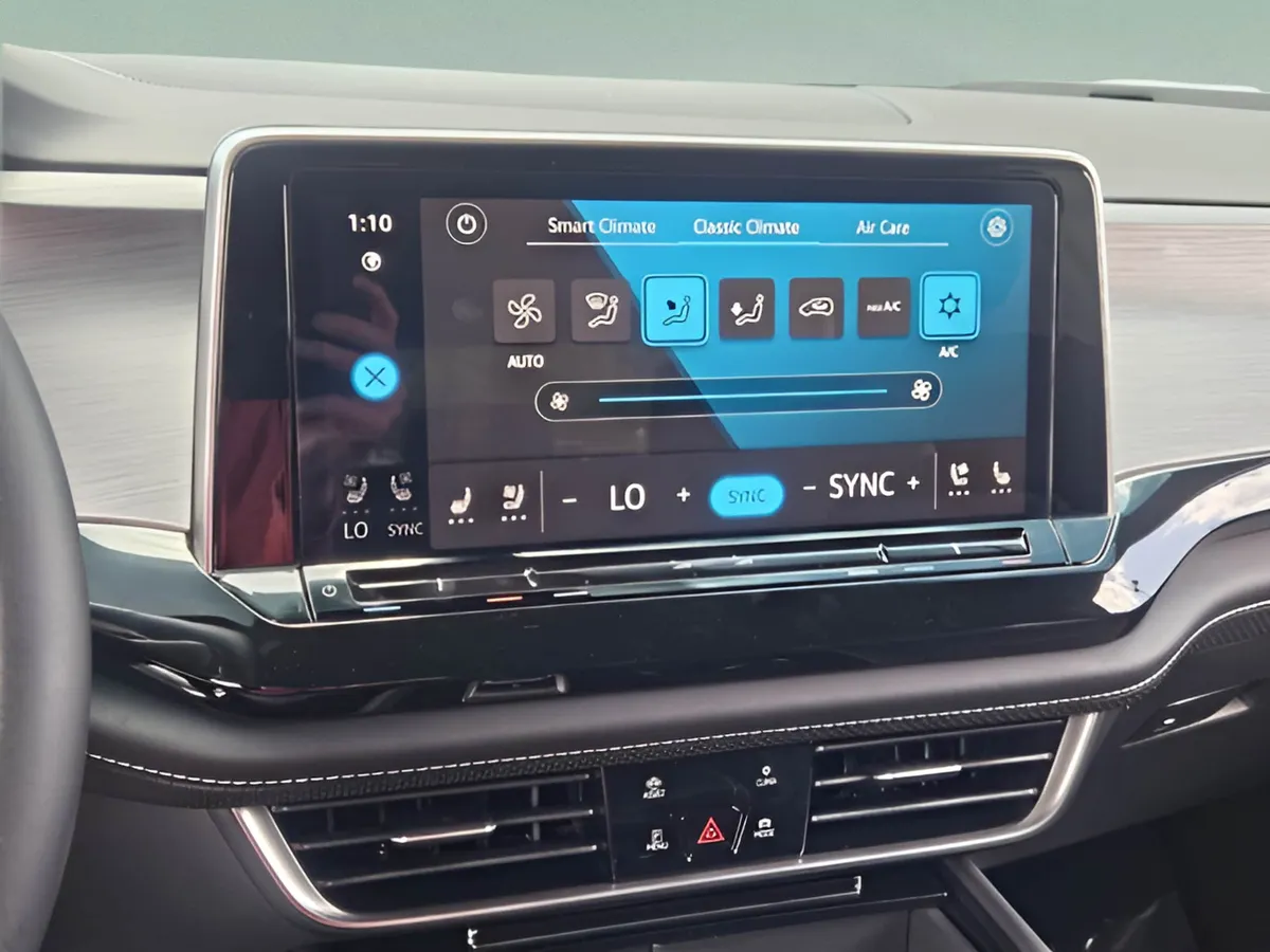 2025 Volkswagen Atlas Cross Sport 2.0T SE w/Technology thumbnail 17