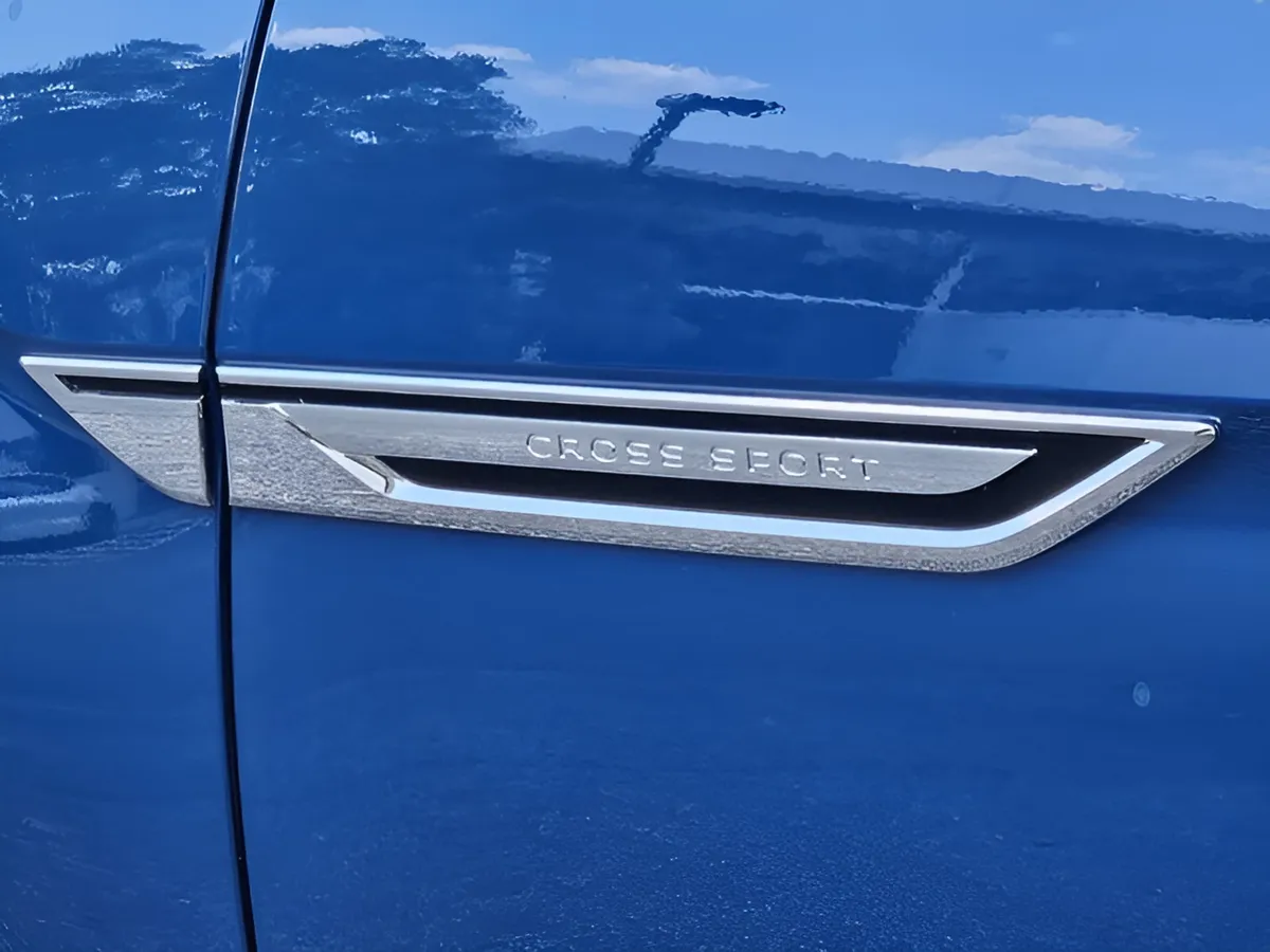 2025 Volkswagen Atlas Cross Sport 2.0T SE w/Technology thumbnail 32