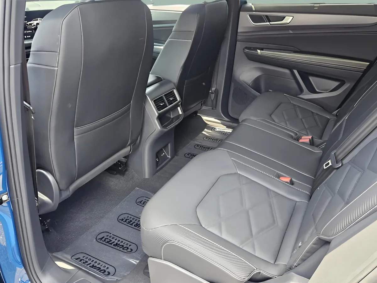 2025 Volkswagen Atlas Cross Sport 2.0T SE w/Technology thumbnail 9