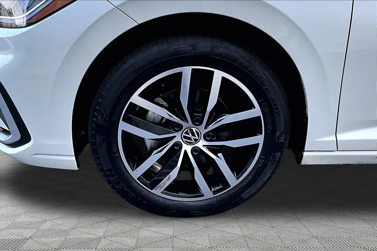 2025 Volkswagen Jetta SE thumbnail 10