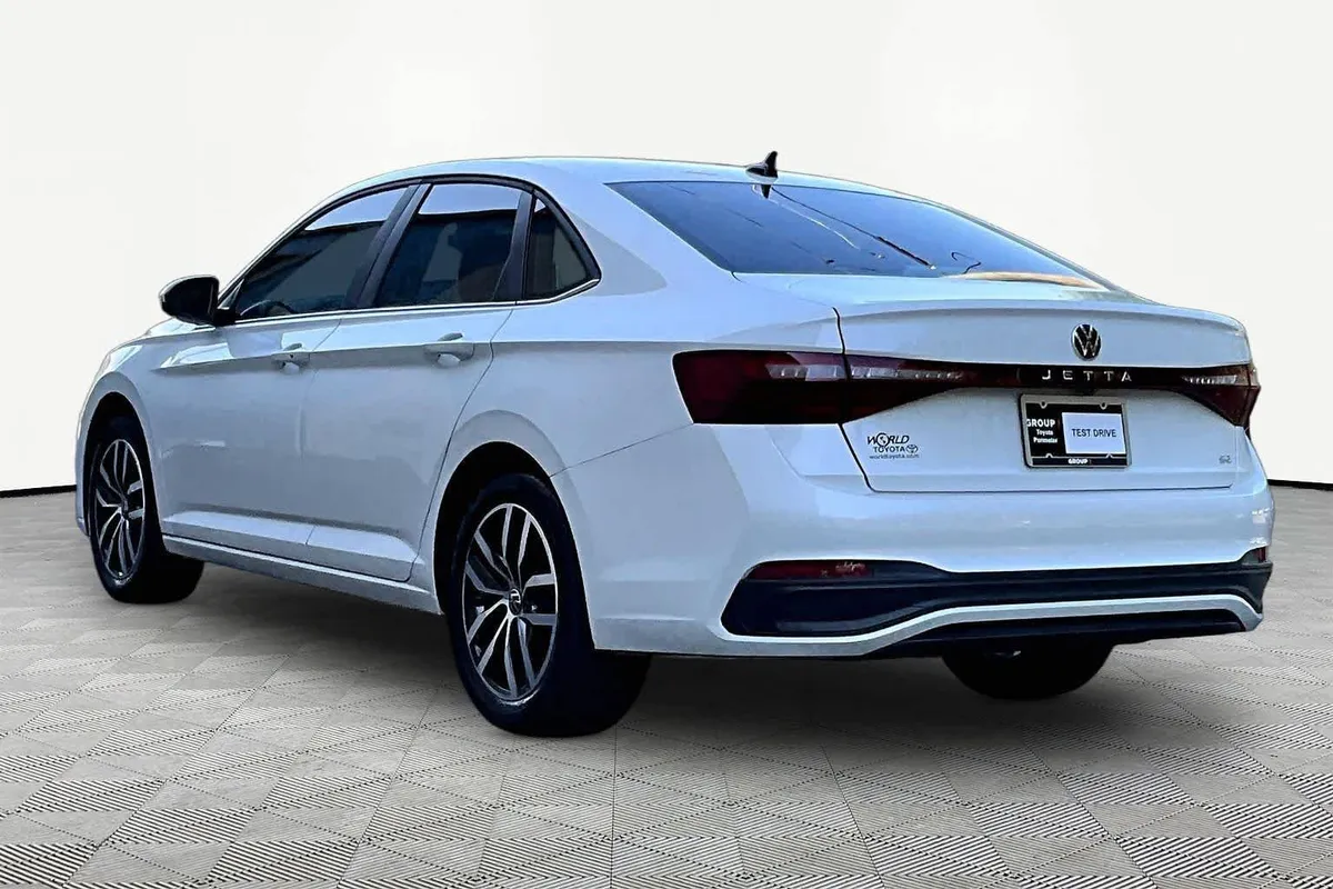 2025 Volkswagen Jetta SE thumbnail 11