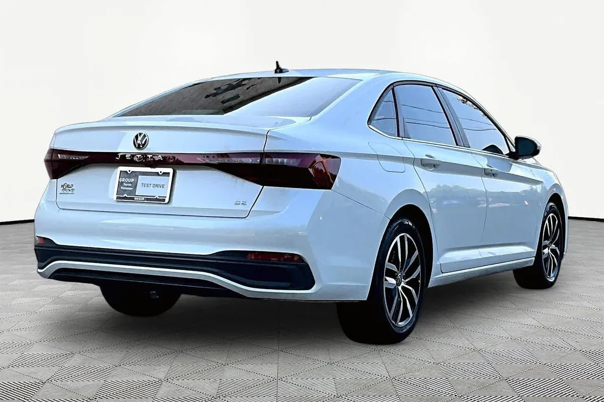 2025 Volkswagen Jetta SE thumbnail 12