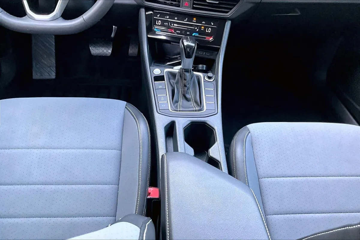 2025 Volkswagen Jetta SE thumbnail 16