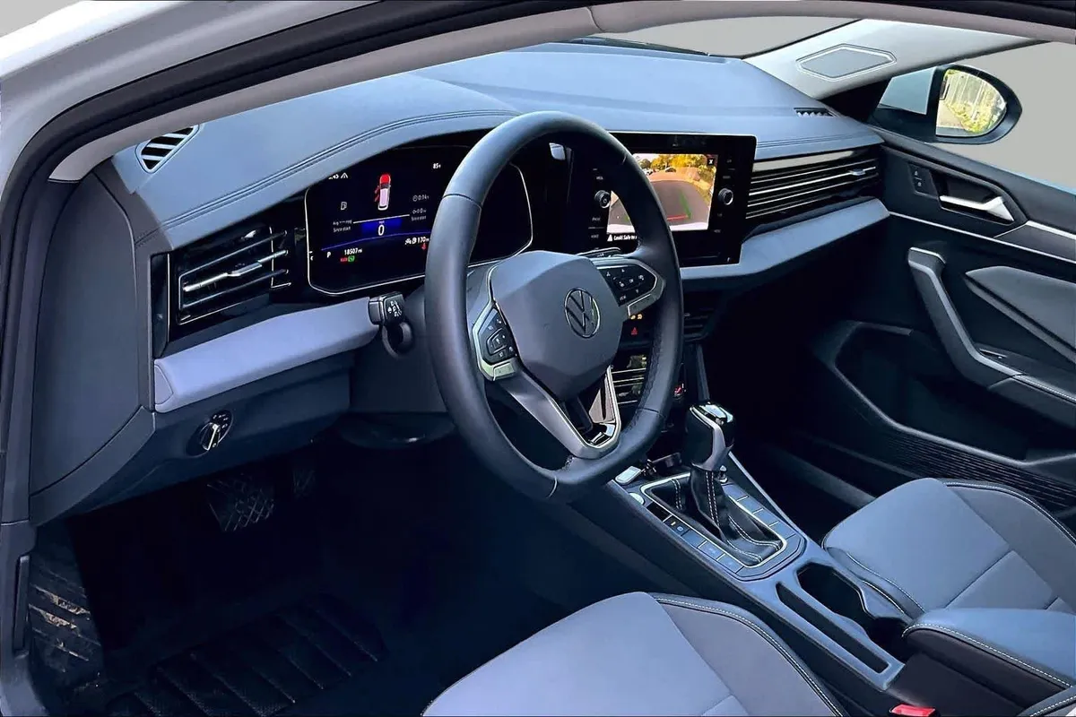 2025 Volkswagen Jetta SE thumbnail 17