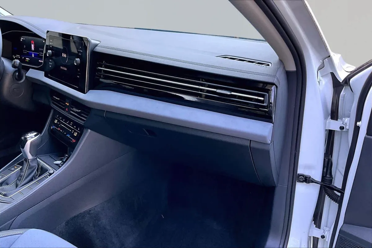 2025 Volkswagen Jetta SE thumbnail 18