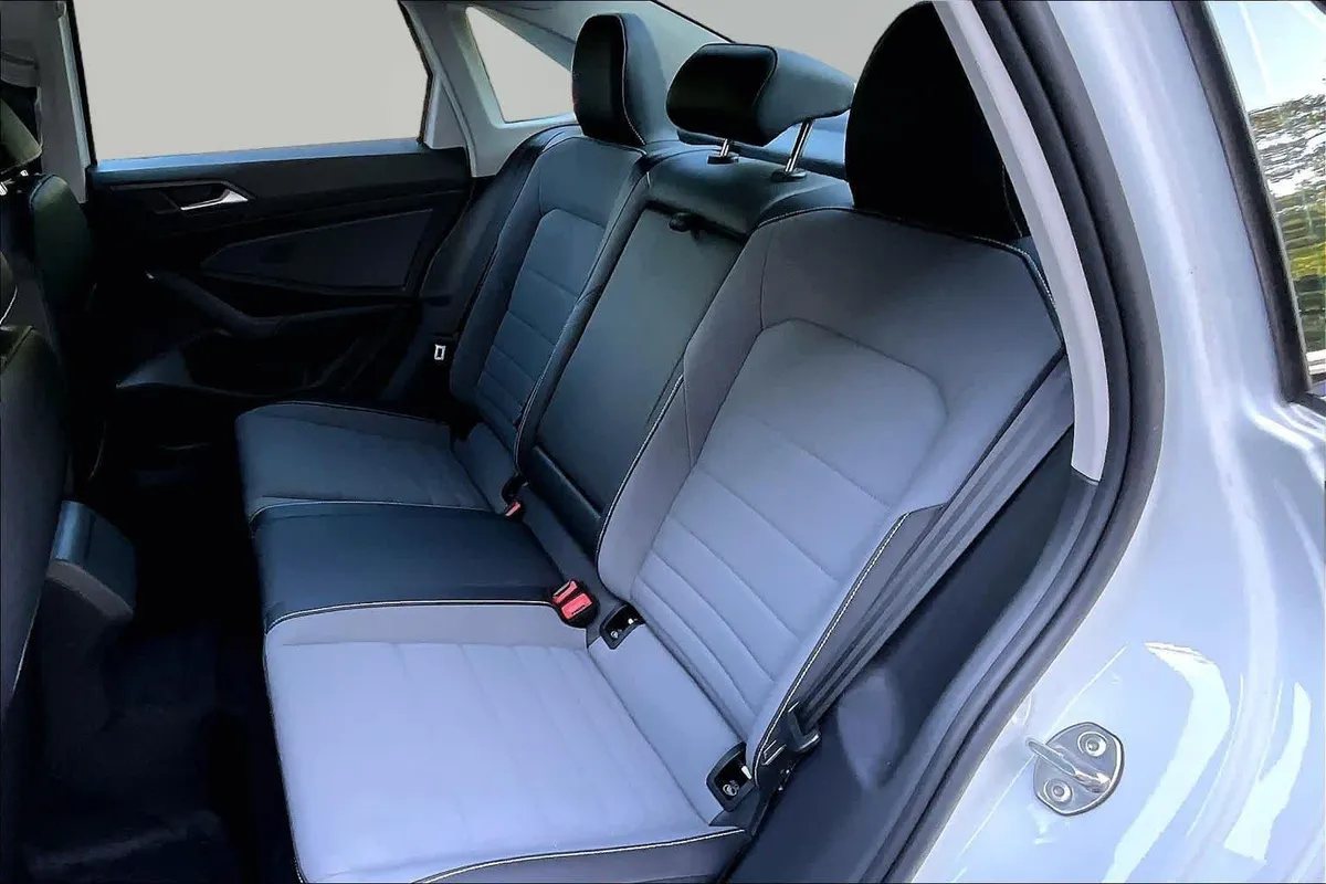 2025 Volkswagen Jetta SE thumbnail 20