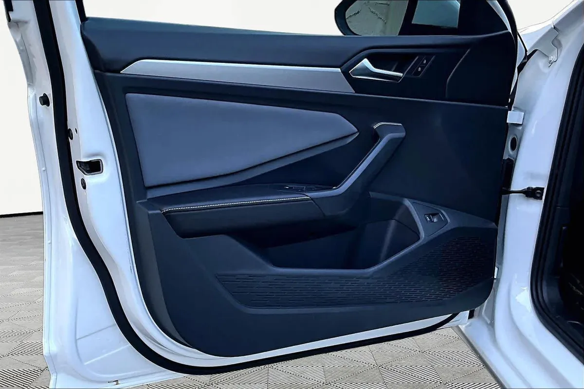 2025 Volkswagen Jetta SE thumbnail 21