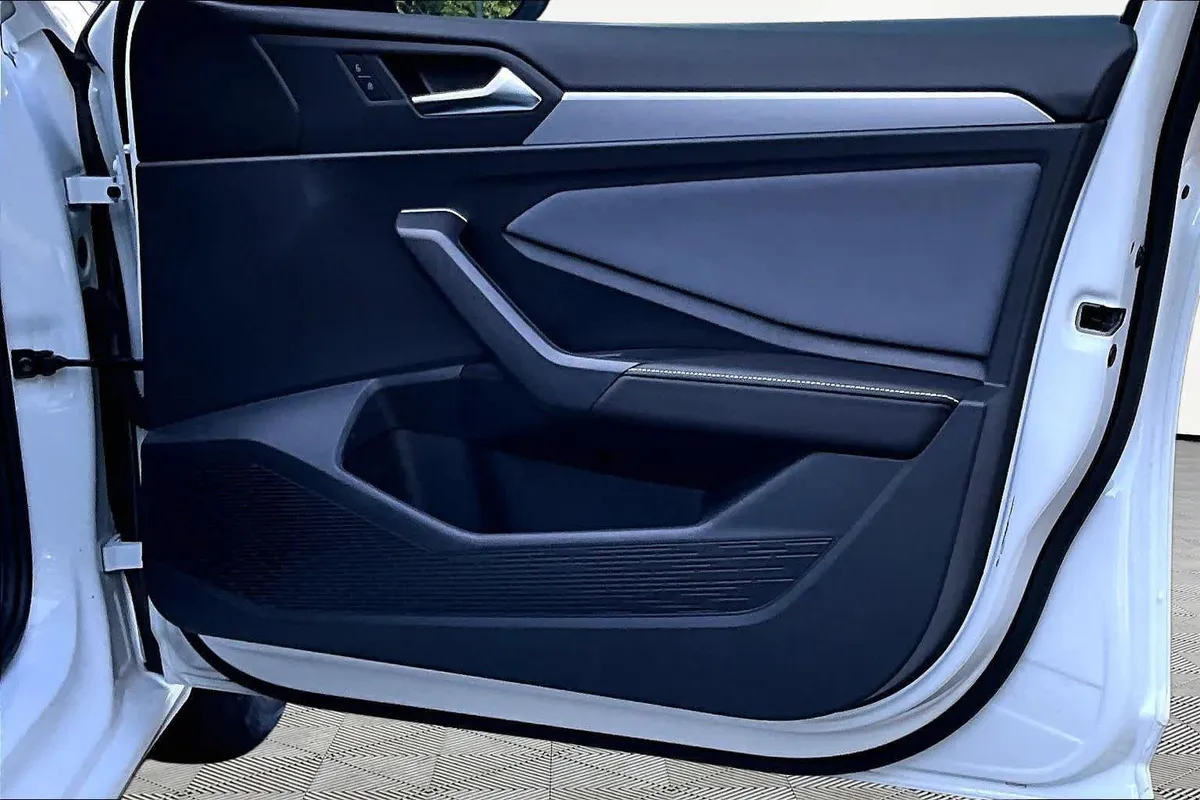 2025 Volkswagen Jetta SE thumbnail 22