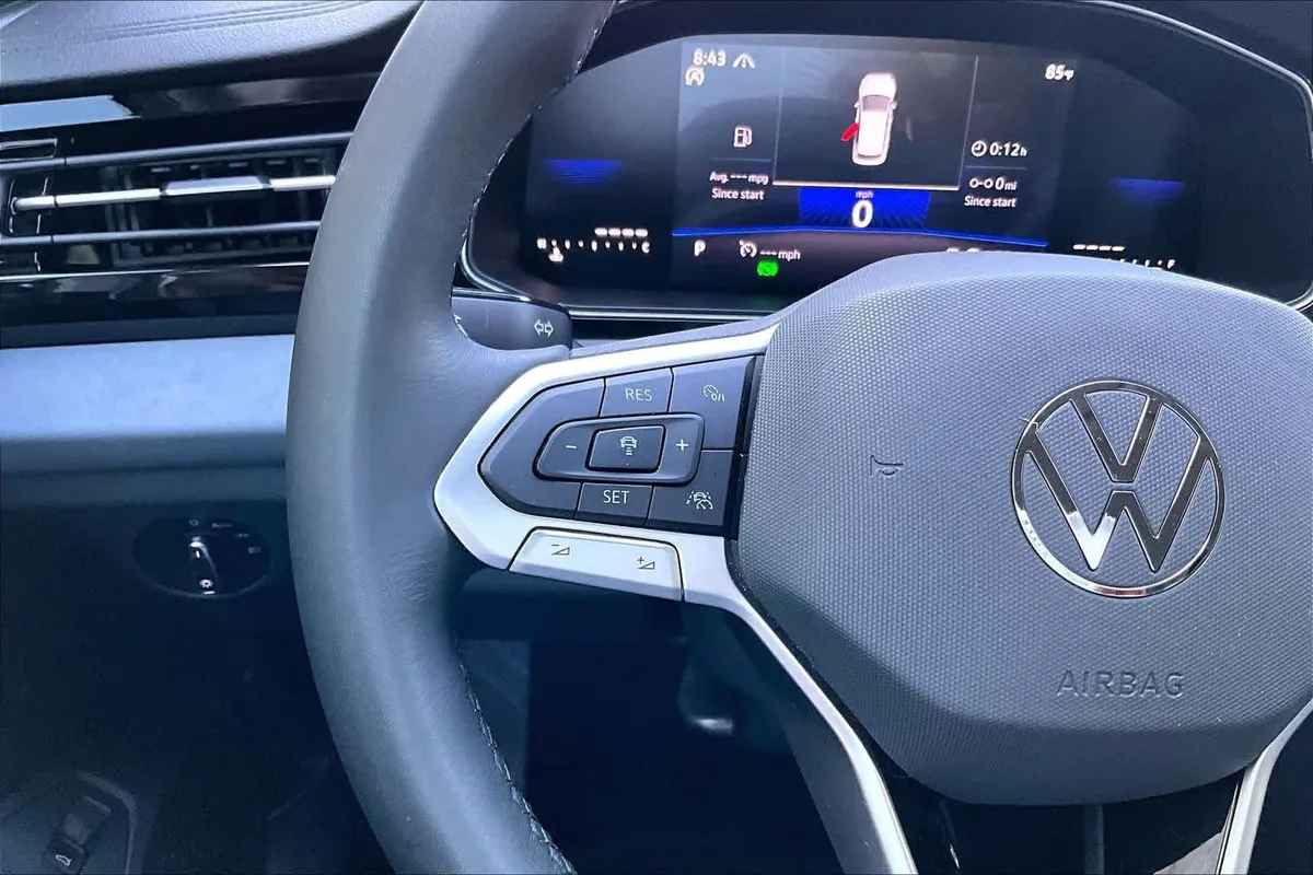 2025 Volkswagen Jetta SE thumbnail 23