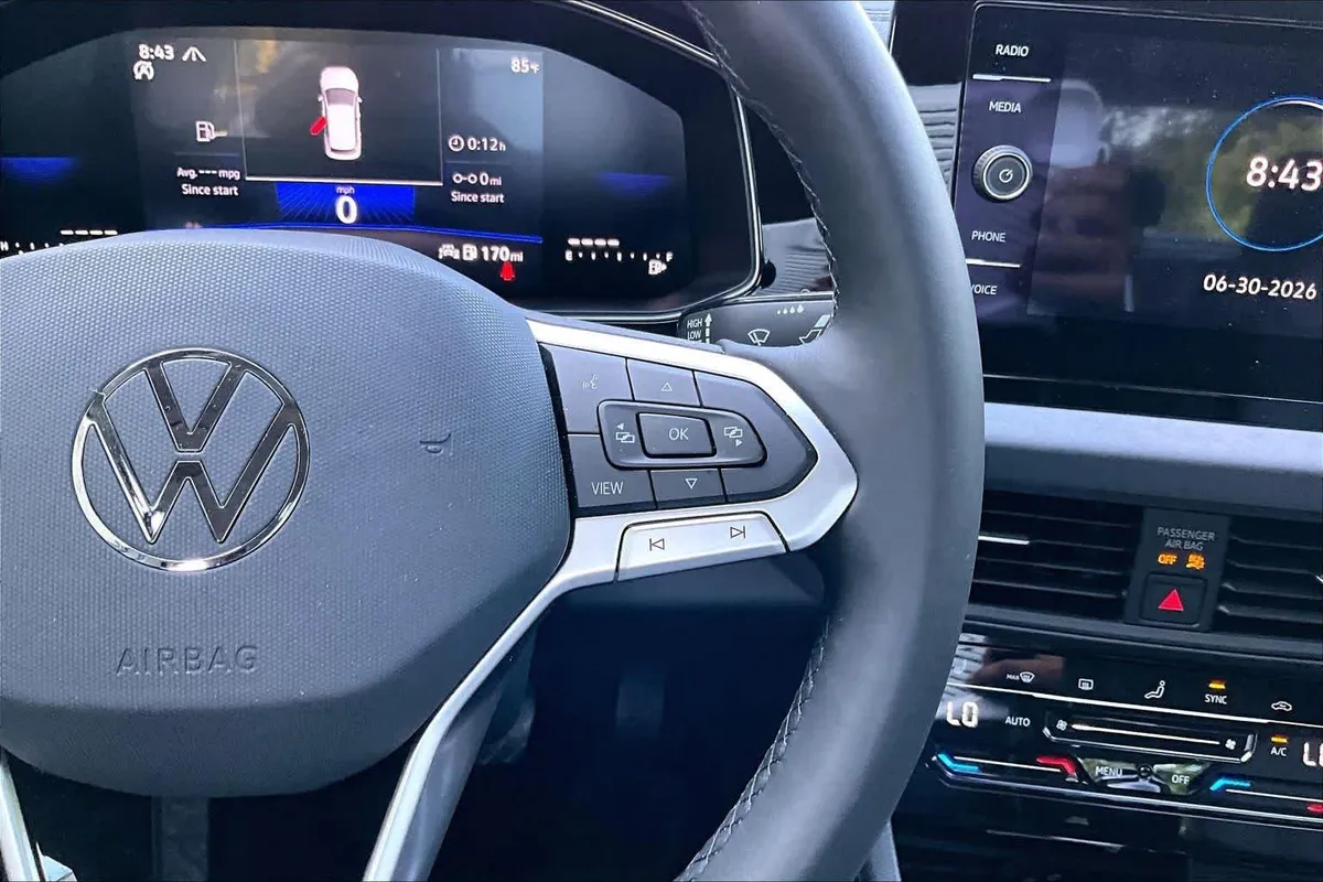2025 Volkswagen Jetta SE thumbnail 24