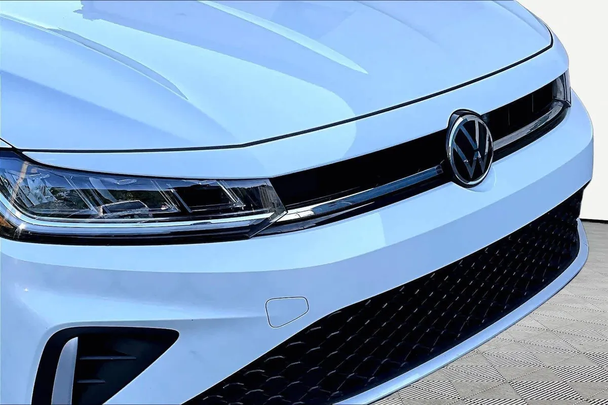 2025 Volkswagen Jetta SE thumbnail 29