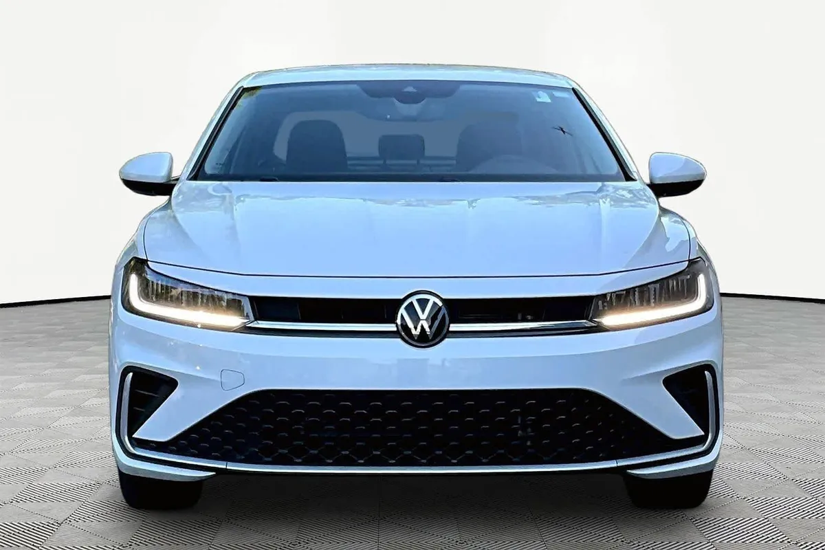 2025 Volkswagen Jetta SE thumbnail 3