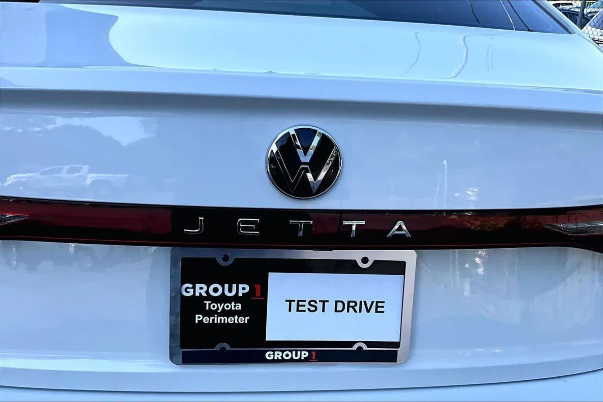 2025 Volkswagen Jetta SE thumbnail 30