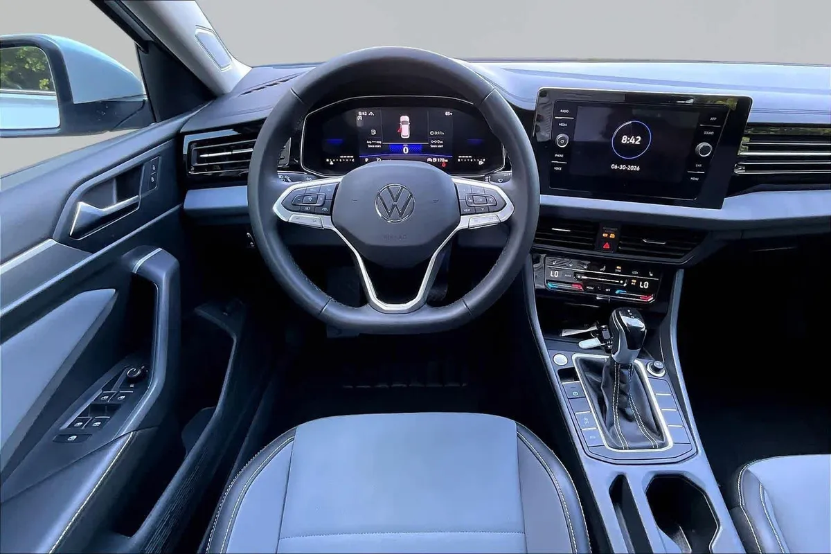 2025 Volkswagen Jetta SE thumbnail 5