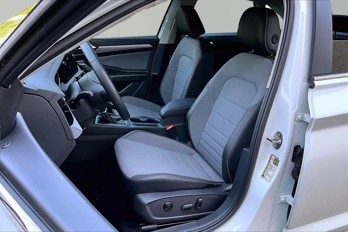 2025 Volkswagen Jetta SE thumbnail 7