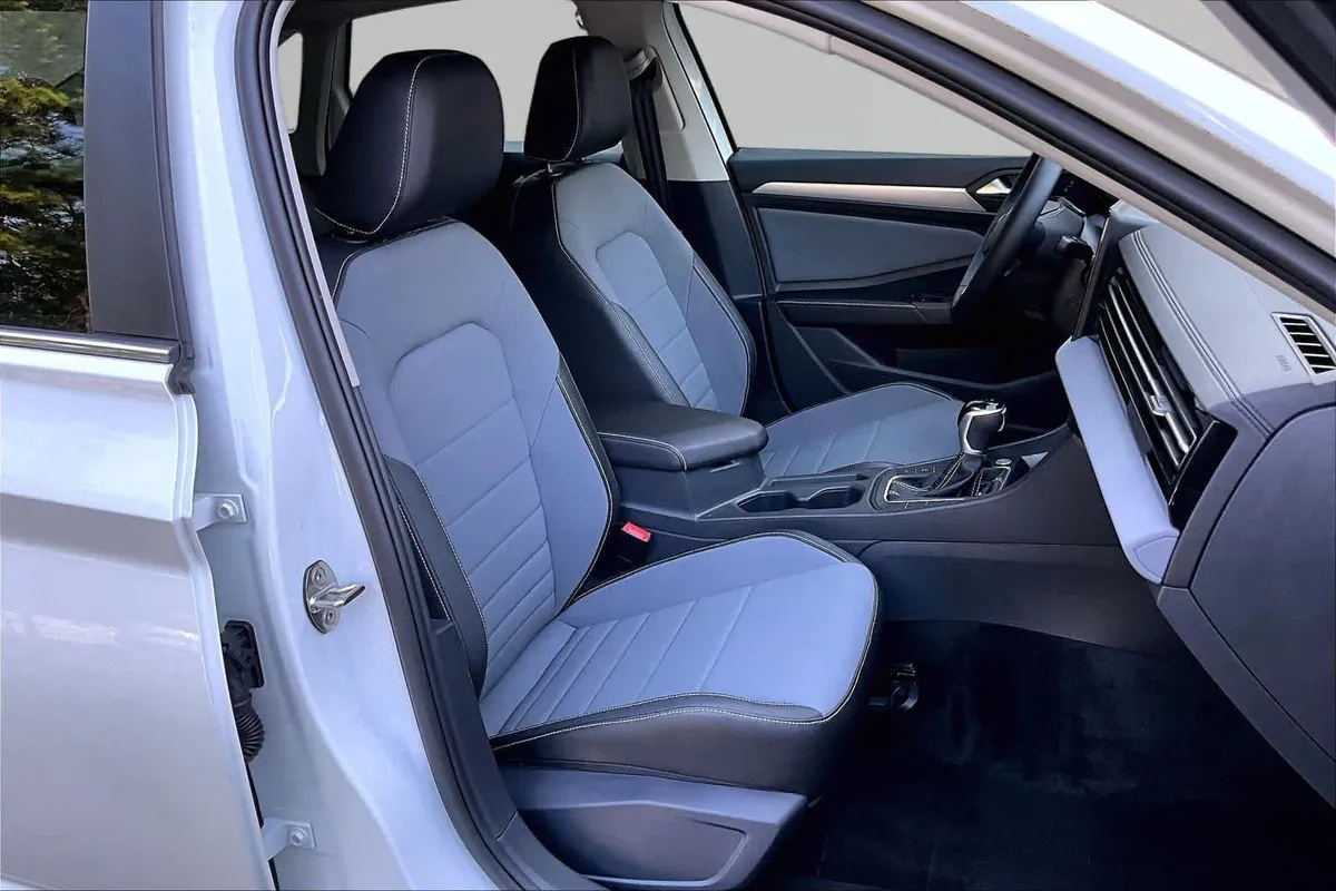 2025 Volkswagen Jetta SE thumbnail 8
