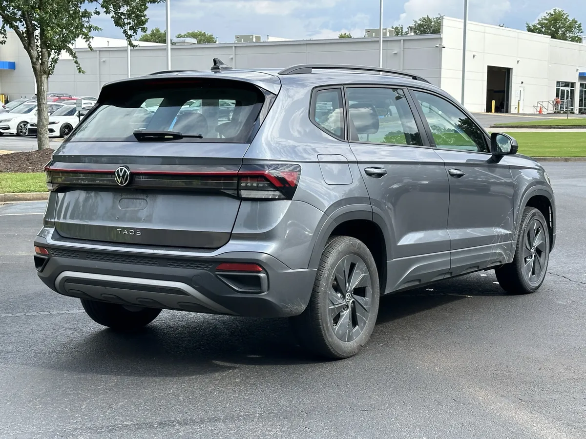 2025 Volkswagen Taos S FWD thumbnail 10