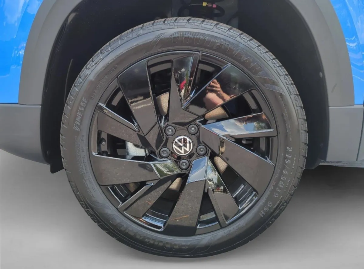 2025 Volkswagen Taos SE Black thumbnail 11