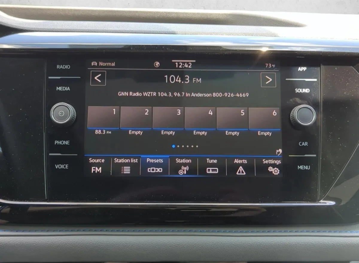 2025 Volkswagen Taos SE Black thumbnail 13