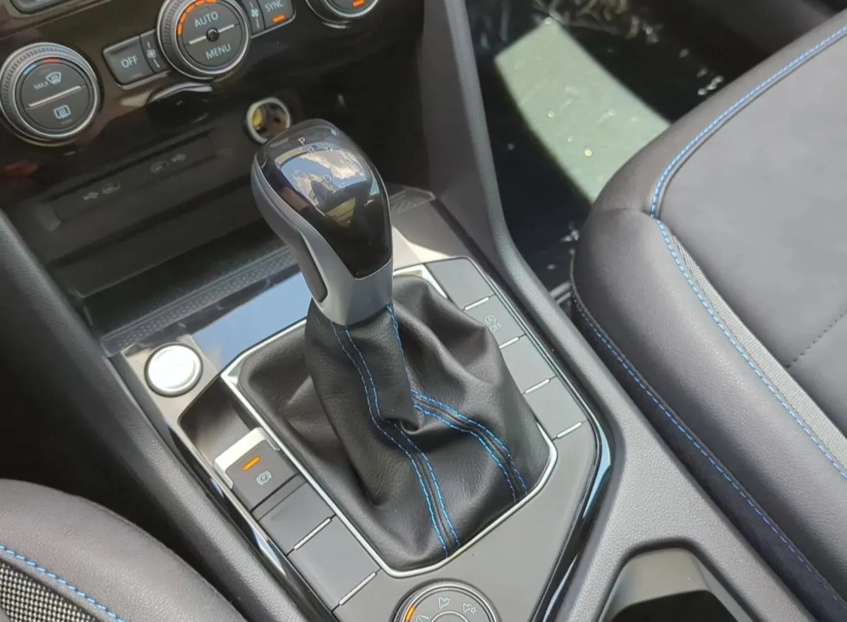 2025 Volkswagen Taos SE Black thumbnail 15