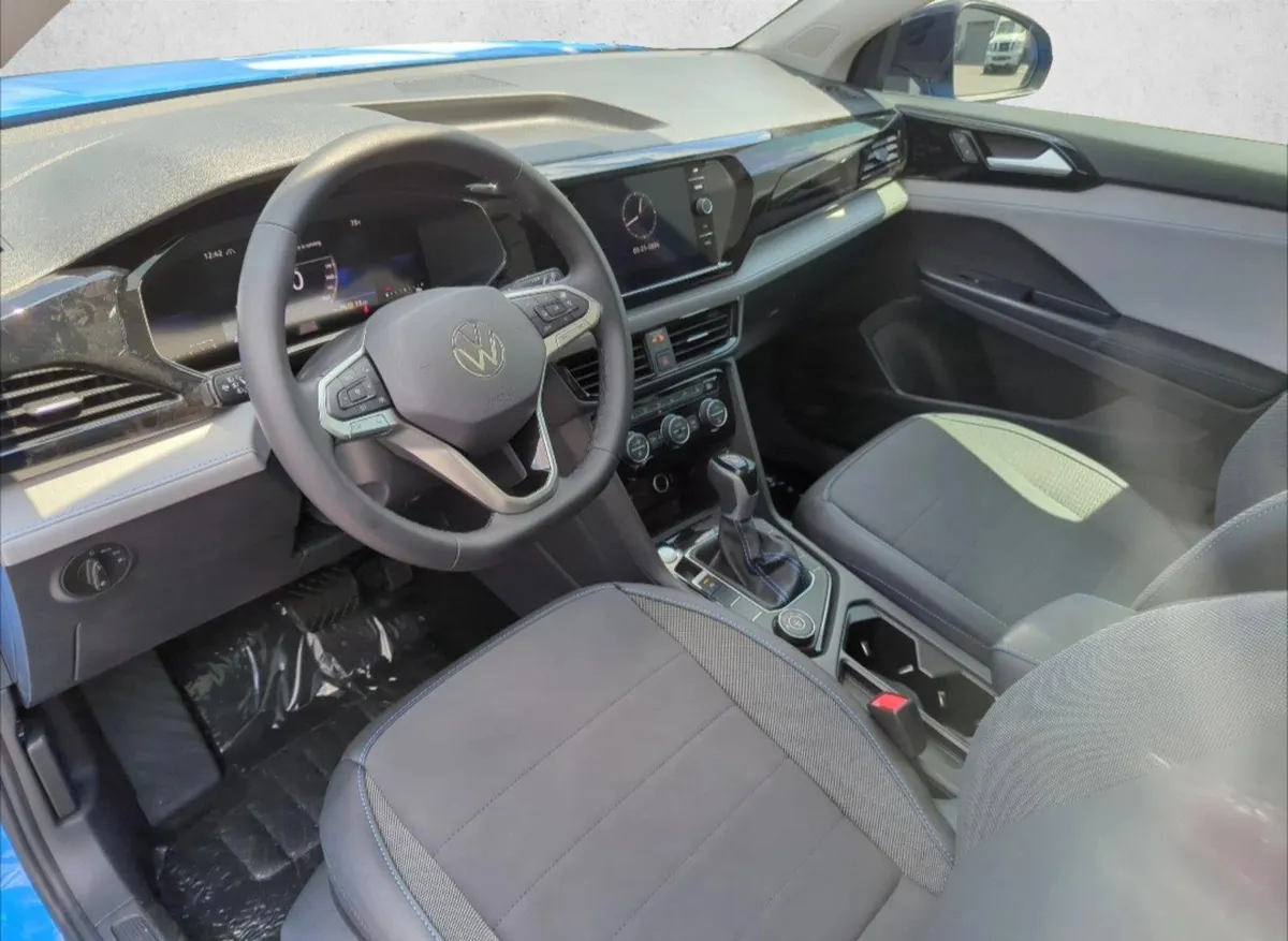 2025 Volkswagen Taos SE Black thumbnail 4