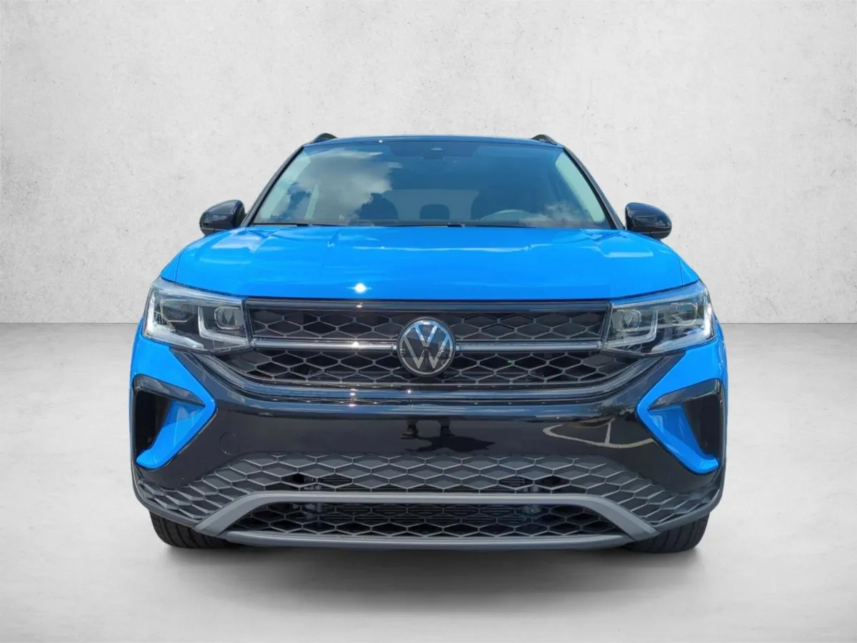 2025 Volkswagen Taos SE Black thumbnail 7