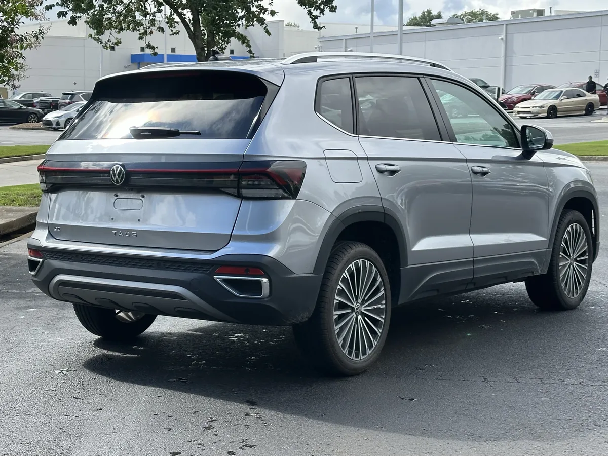 2025 Volkswagen Taos SE FWD thumbnail 10