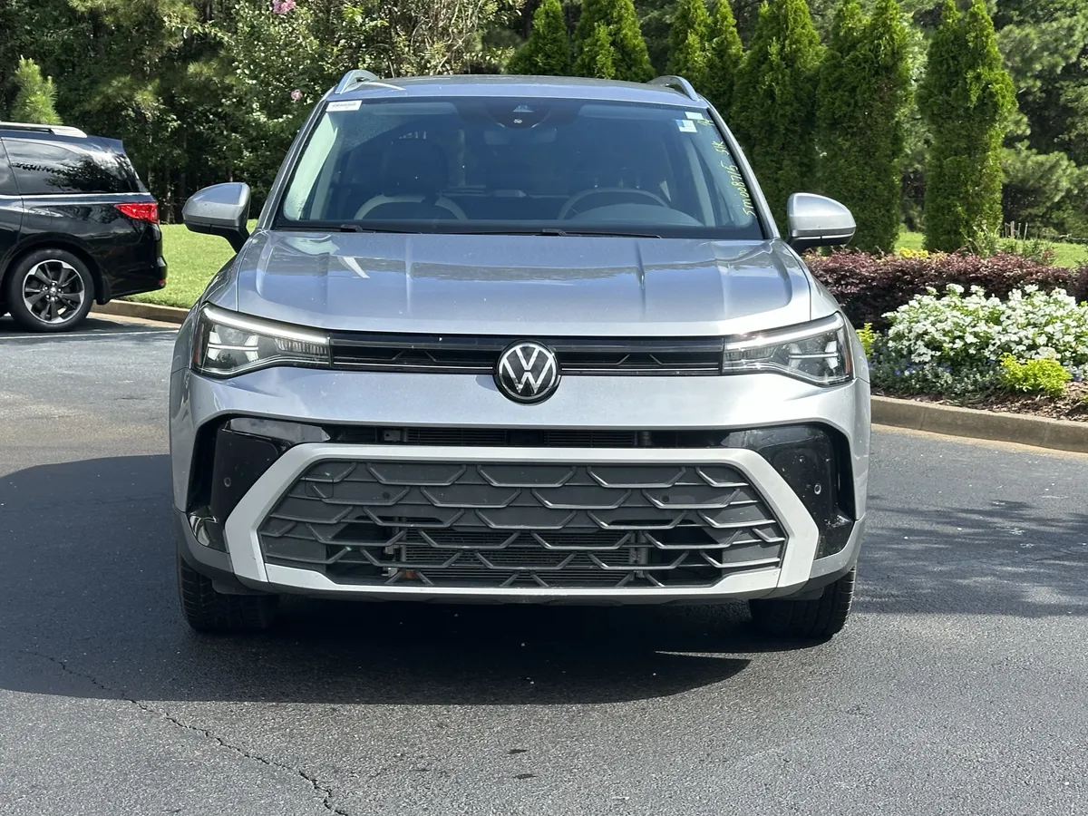 2025 Volkswagen Taos SE FWD thumbnail 2