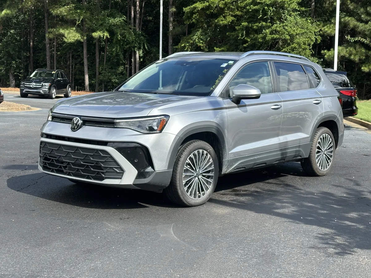 2025 Volkswagen Taos SE FWD thumbnail 4