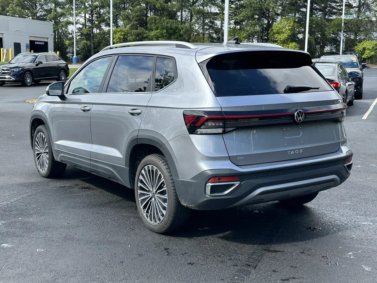 2025 Volkswagen Taos SE FWD thumbnail 8