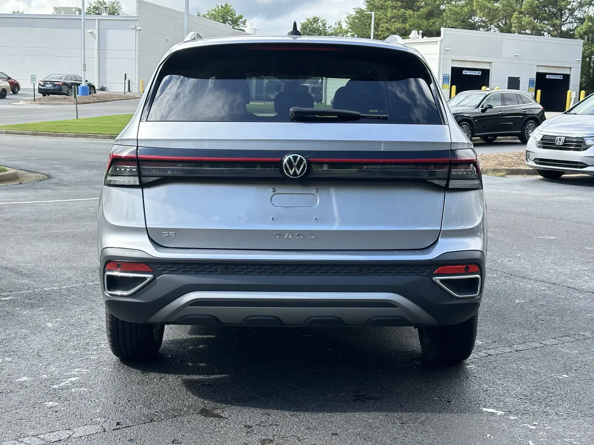 2025 Volkswagen Taos SE FWD thumbnail 9