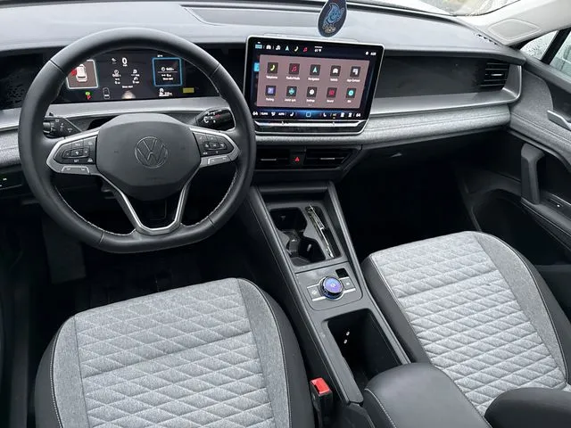 2025 Volkswagen Tiguan 2.0T S thumbnail 17