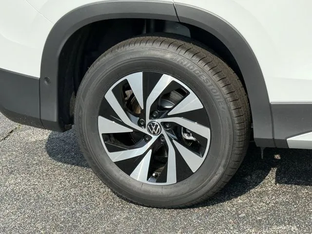 2025 Volkswagen Tiguan 2.0T S thumbnail 4