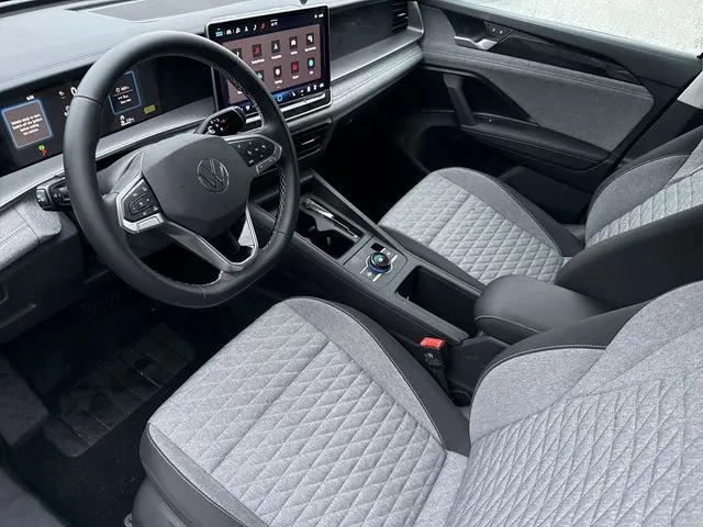 2025 Volkswagen Tiguan 2.0T S thumbnail 9