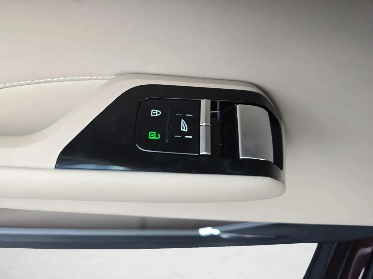 2025 Volvo EX90 Ultra thumbnail 28