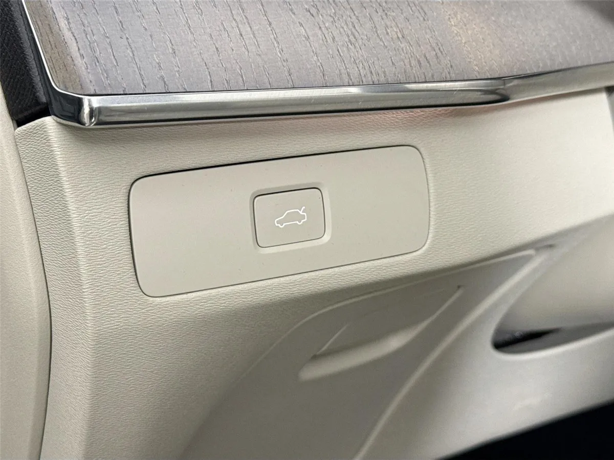 2025 Volvo XC90 Plus thumbnail 16