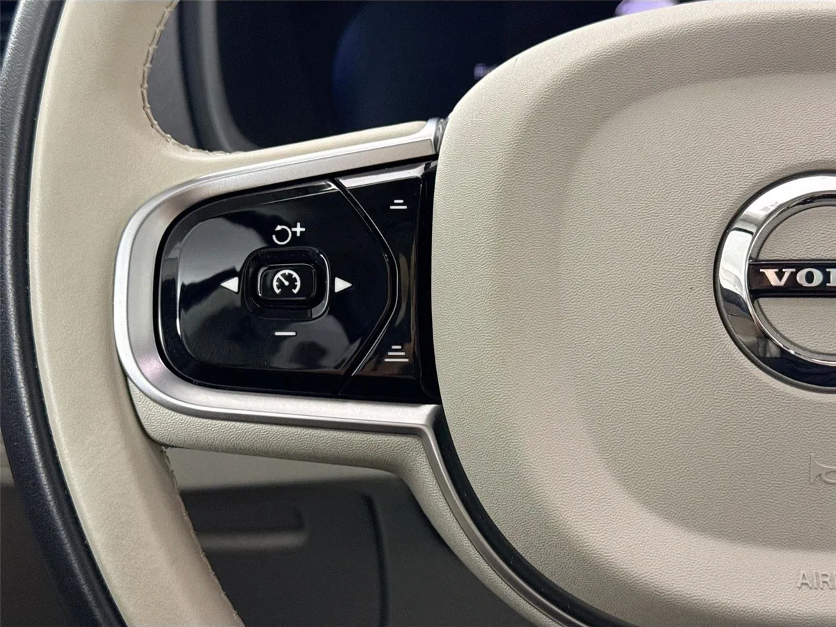 2025 Volvo XC90 Plus thumbnail 18