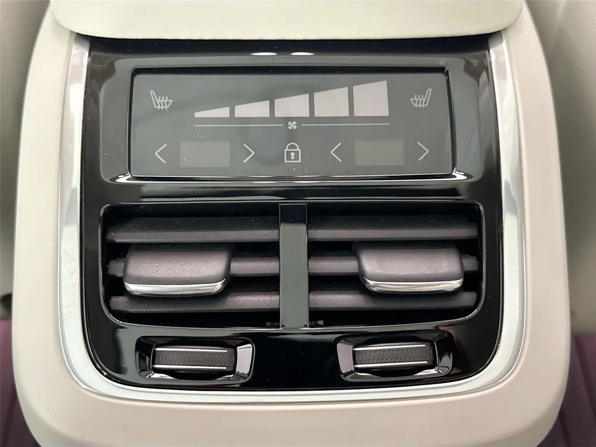 2025 Volvo XC90 Plus thumbnail 37