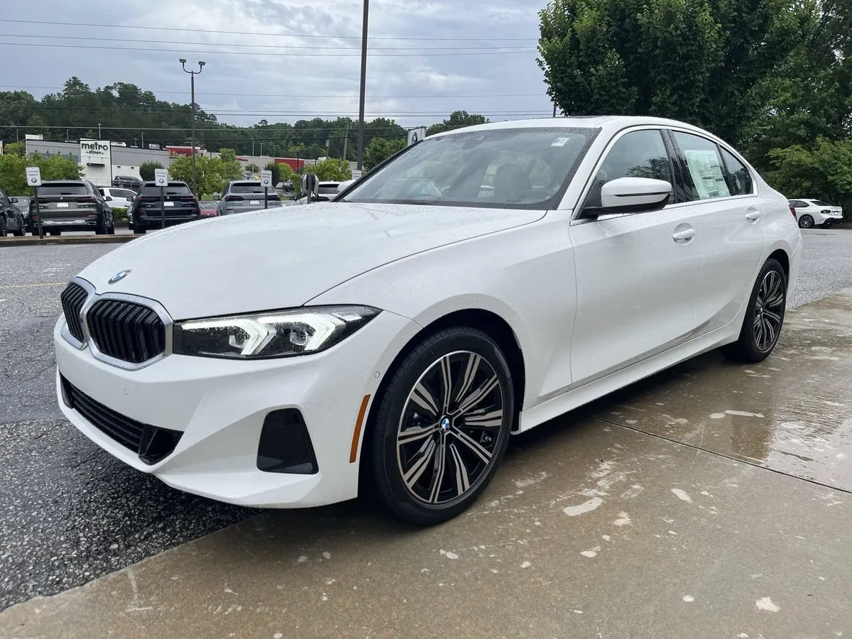 2026 BMW 330i thumbnail 4